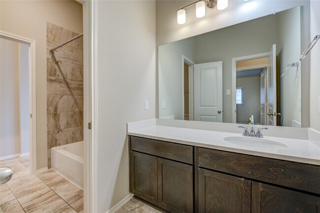 Building Photo - 4727 Crest Hill Dr