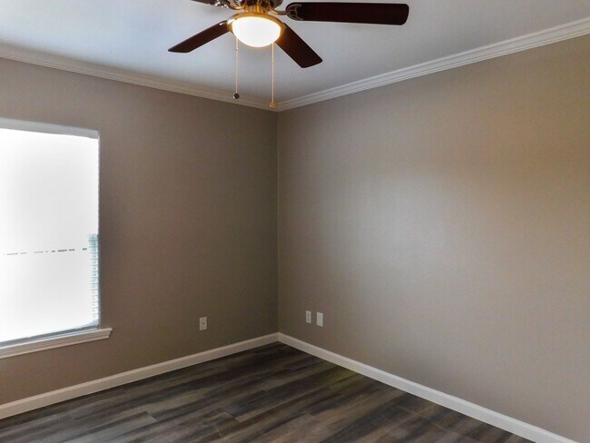 Building Photo - 155 Varsity Dr