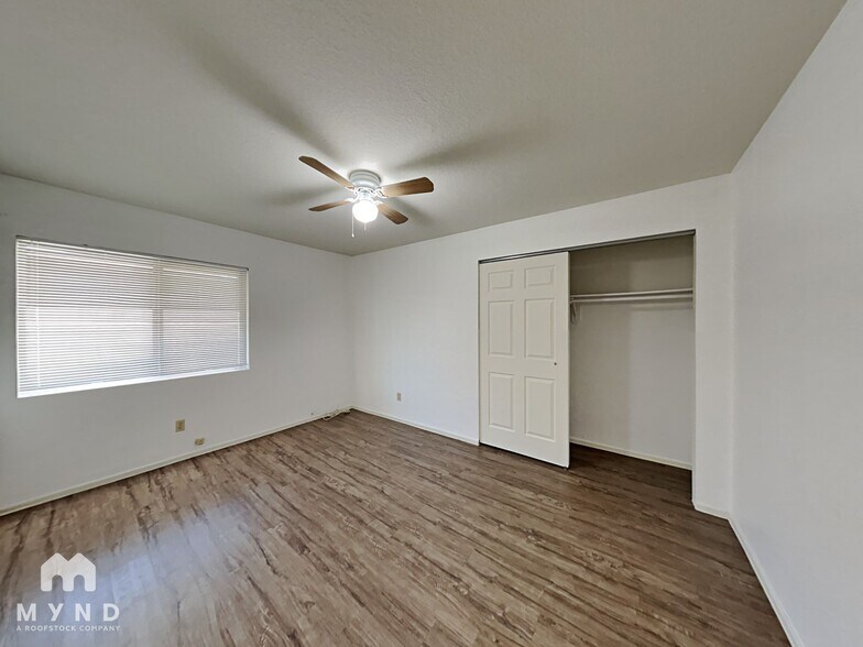 Building Photo - 10037 E Stella Rd