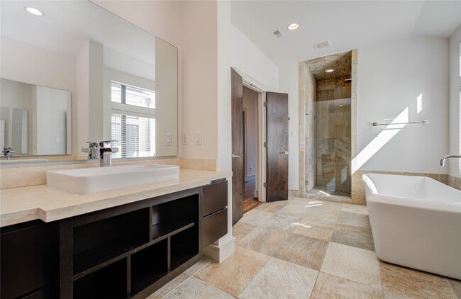 Building Photo - 1808 Ridgewood St