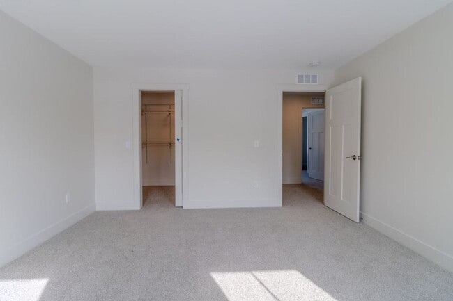 Building Photo - Premier Place and Premier Living!