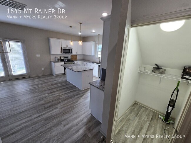 Building Photo - 1645 Mount Rainer Dr