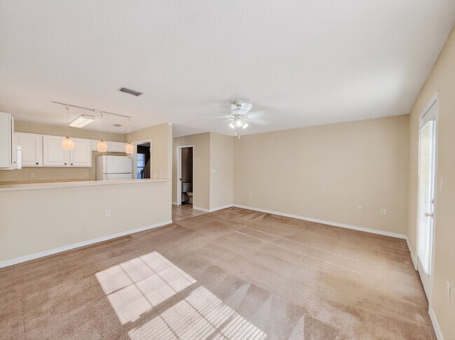 Building Photo - "Charming 2-Bed Townhouse Retreat on Scenic Oak Ln!"