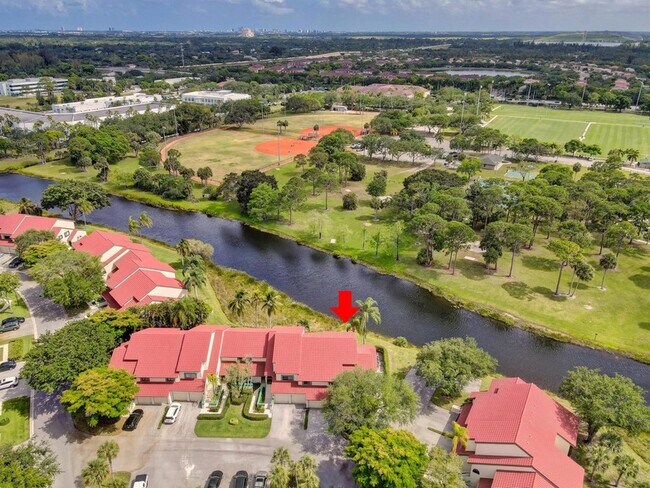 Building Photo - 6 Lexington Ln E