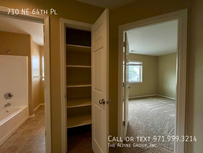 Building Photo - 710 NE 64th Pl
