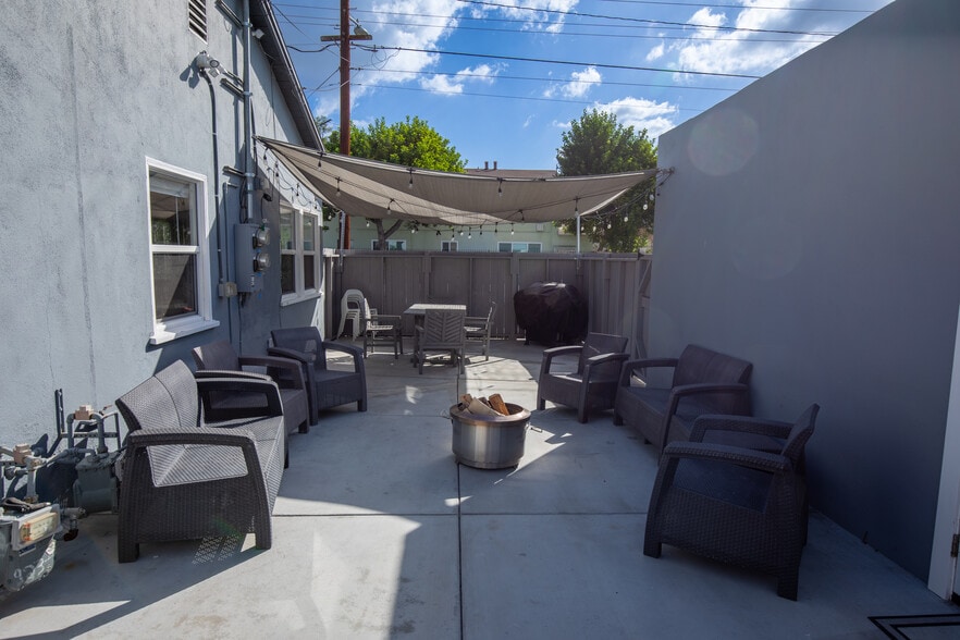Large outdoor area - 923 N Avenue 56