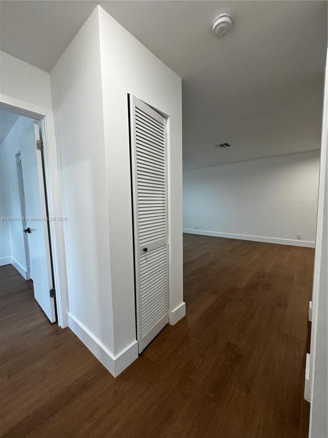 Building Photo - 1460 SW 24th Ct