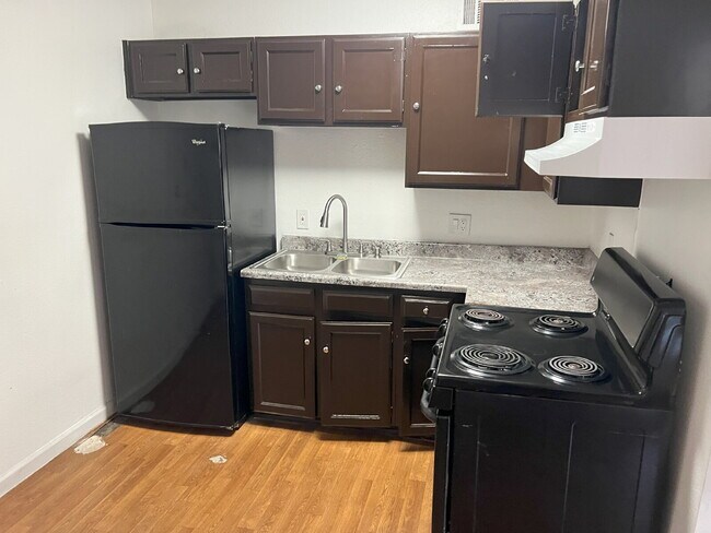 Building Photo - Great Location Near GCU – Newer A/C and Easy Access to I-17