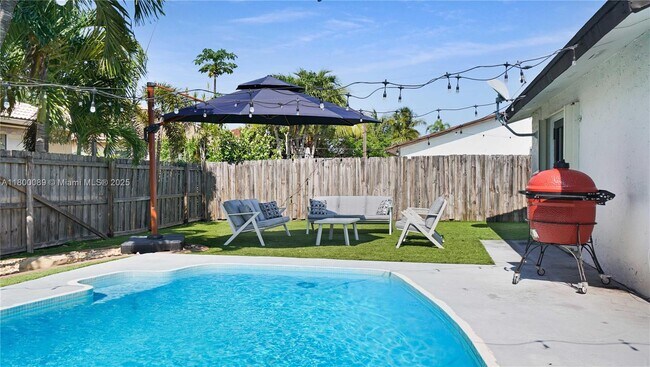 Building Photo - 16887 Royal Poinciana Dr