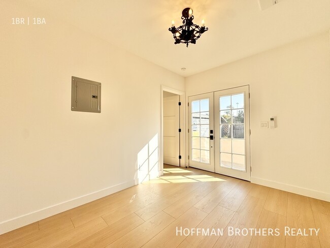 Building Photo - 2818 1/2 S Sycamore Ave-