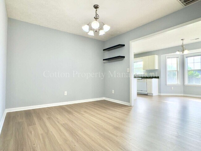 Building Photo - 3BR/2FB.$2300 per month