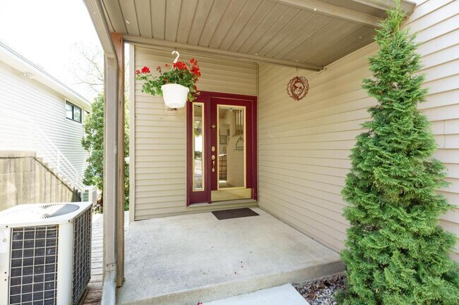 Building Photo - 3 bedroom in Hickory Corners MI 49060