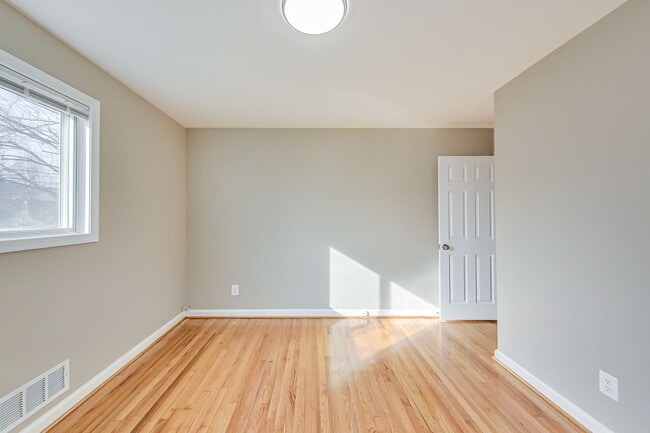 Building Photo - Spacious 3BR/2BA Rambler with Heated Sun-room and Slate Patio!