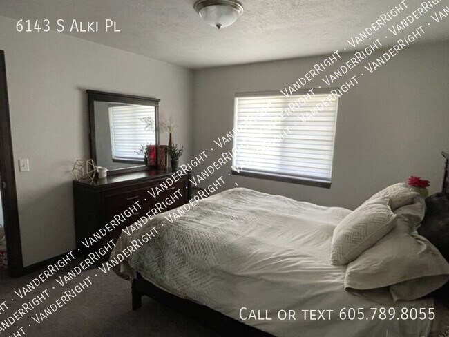 Building Photo - 6143 S Alki Pl