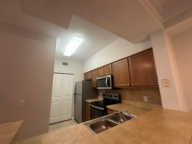 Building Photo - Second Floor 1/1 in Gated Palm Beach Gardens Community