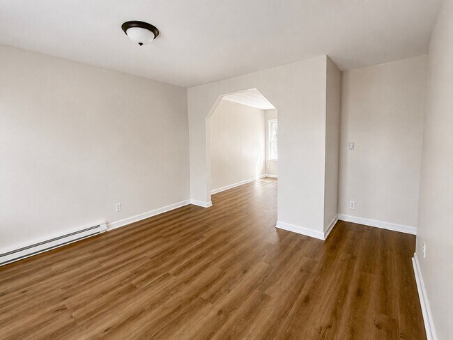 Building Photo - 4 Bed 2 Bath Townhouse for Rent in Rome, NY