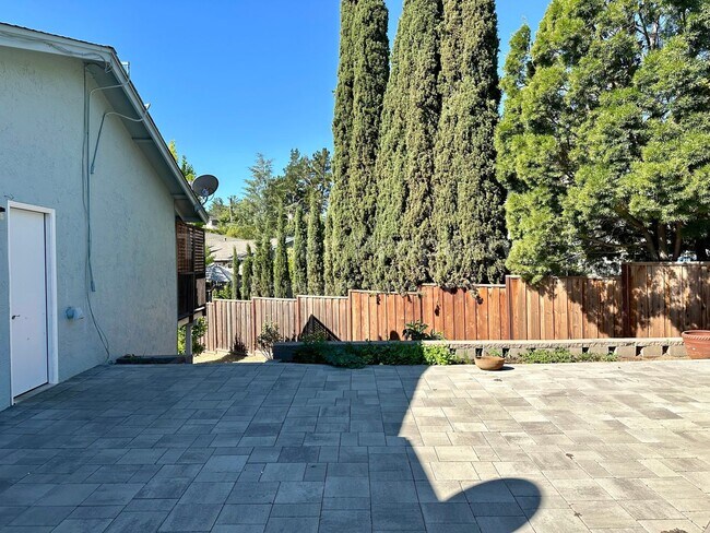 Building Photo - Beautiful 5 Bed, 2 Bath, 2,066 Sqft Pleasa...