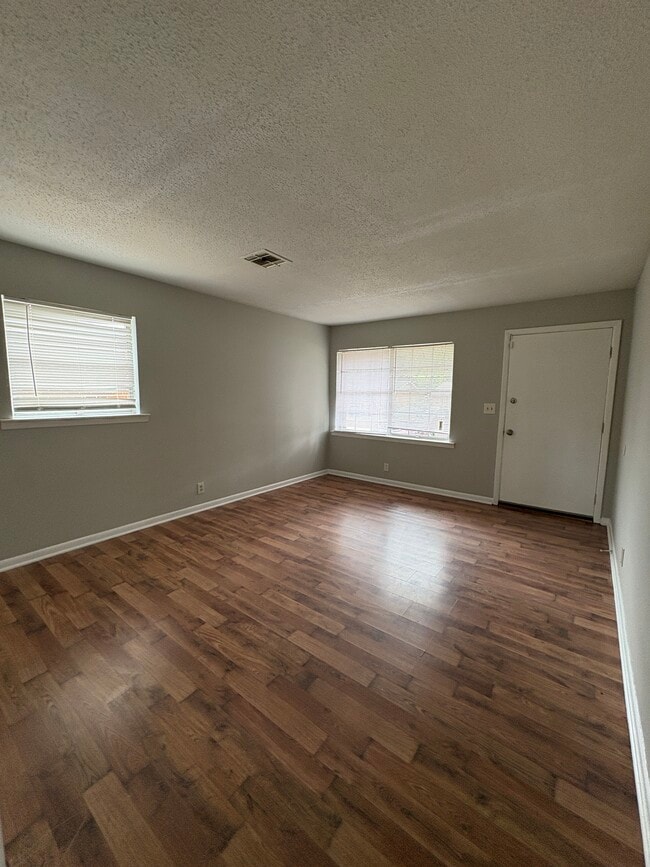 Building Photo - 233 Dyas Dr