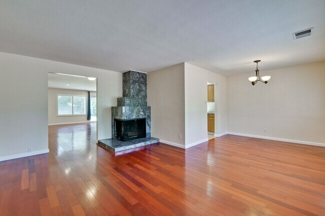Building Photo - Large single family 4 Bed, 2 1/2 Bath Home...