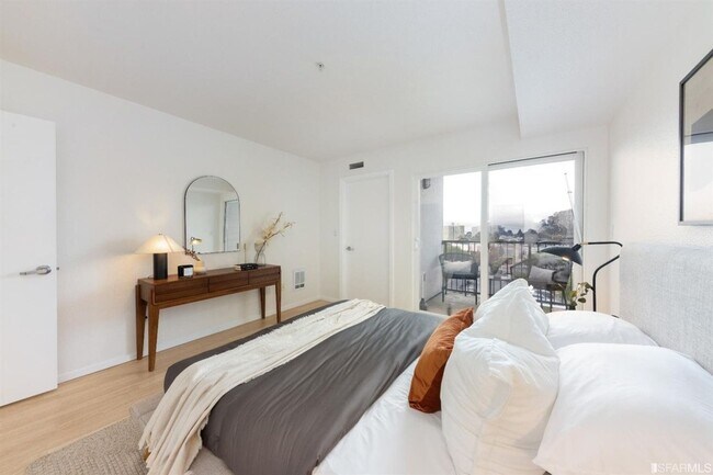 Building Photo - 1BD/1BA Condo at Oceanview Village - Close...