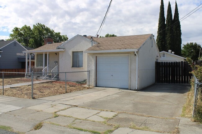 Building Photo - ***COMING SOON*** Three Bedroom, 1 1/2 Bathroom House with 2 Garages and Side Yard Access in Pitt...