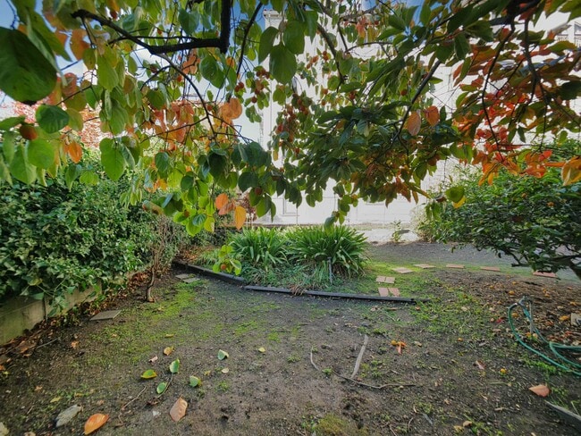 Building Photo - 1718 Le Roy Ave