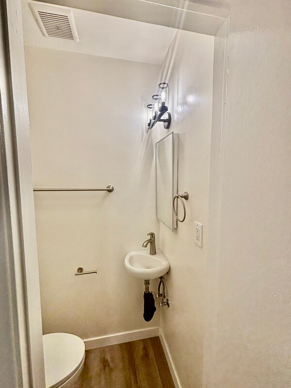 Building Photo - 2488 Beachwood Dr