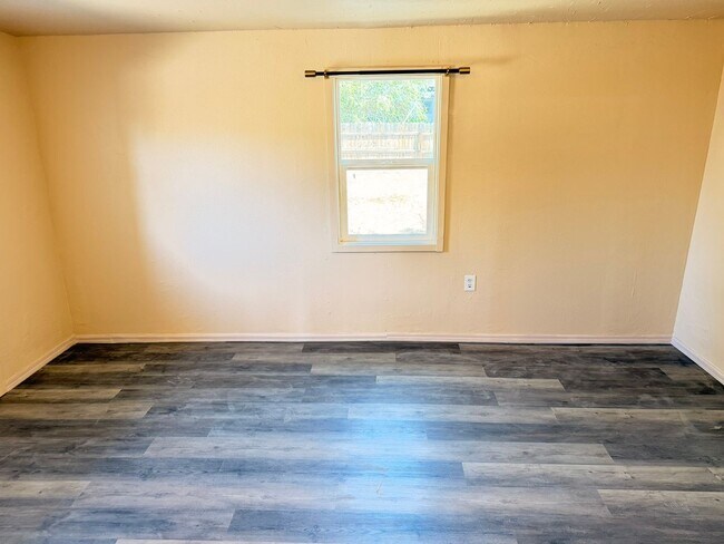 Building Photo - Cute House - 3Bed 1Bath - ONE Block from CMU!!!