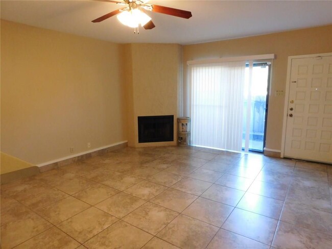 Building Photo - 2725 Santa Fe Unit B - 2/Bed 2.5/Bath - $1...