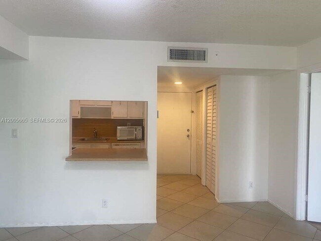 Building Photo - 220 Lakeview Dr