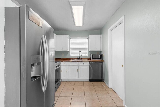 Building Photo - 1424 Vinetree Dr