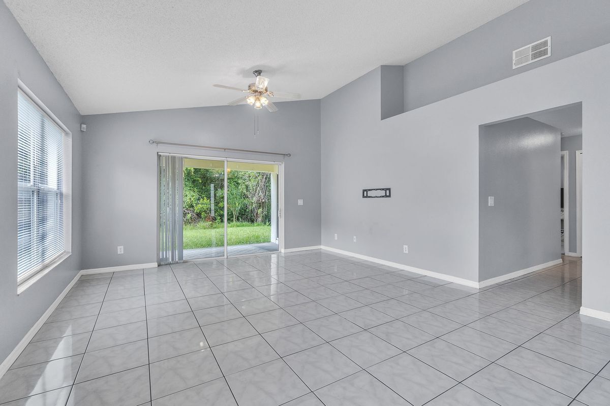 Building Photo - 4454 King Edward Dr