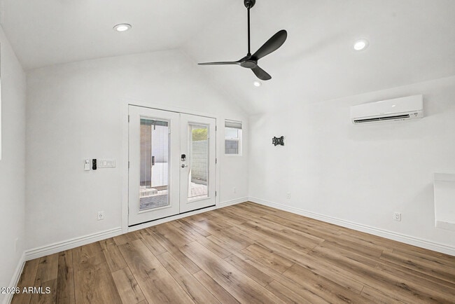 Building Photo - 521 W Mariposa St