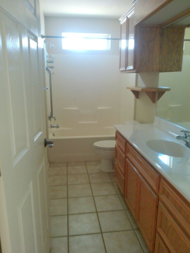 Building Photo - Spacous Southside Split Bedroom Home