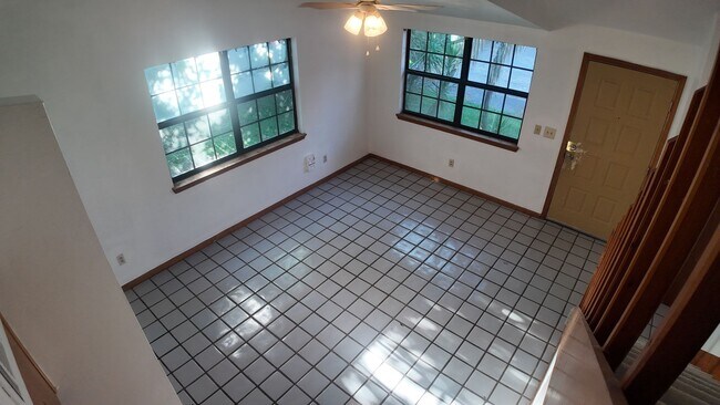 Building Photo - Freshly Remodeled 3 BR 2 BA Townhome Located Minutes From Doak Campbell Stadium!