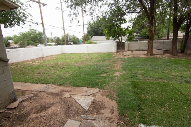 Building Photo - Pre-Leasing - 2 bed 1 bath Close to Tech!