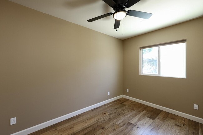 Building Photo - 4960 Vista Pl