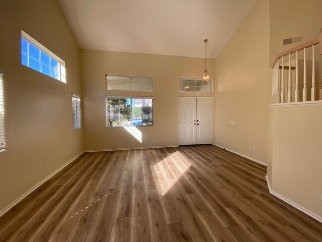 Building Photo - Beautiful Spacious 3BR/2.5BA Located in the Ivey Glenn Community!!