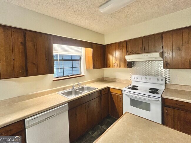 Building Photo - 204 Tanglewood Dr