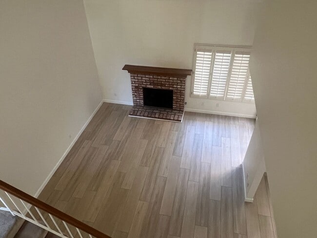 Building Photo - La Ventana Townhouse in Ventura