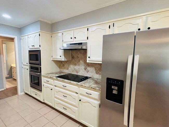 Building Photo - Spacious and Updated Hewitt Home