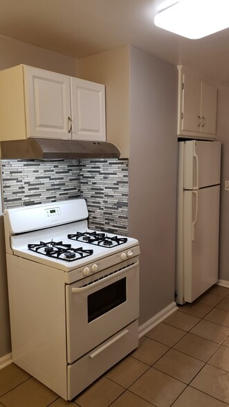 Building Photo - 13590 Cedar Rd