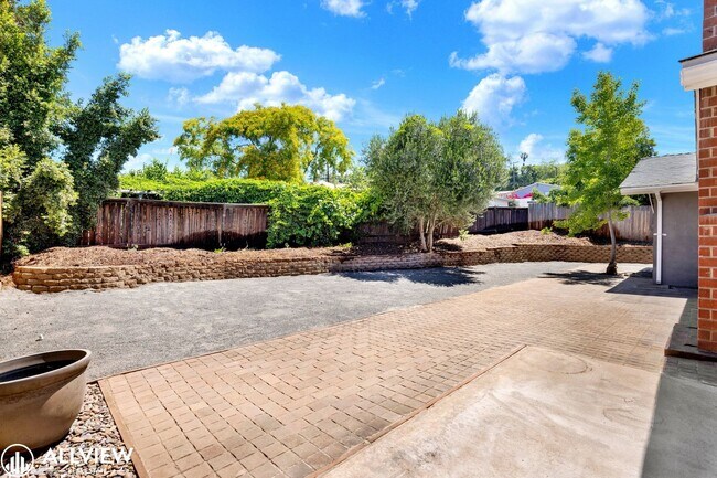 Building Photo - Newly Remodeled 4-Bedroom Gem with Spaciou...