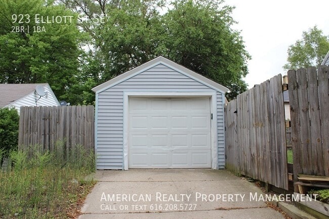 Building Photo - 923 Elliott St SE