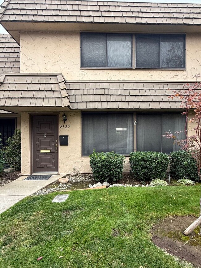 Primary Photo - 3 bed 2.5 bath townhome available now!