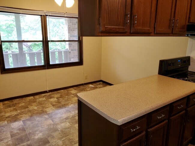 Building Photo - Two Bedroom Apartment with Fireplace!