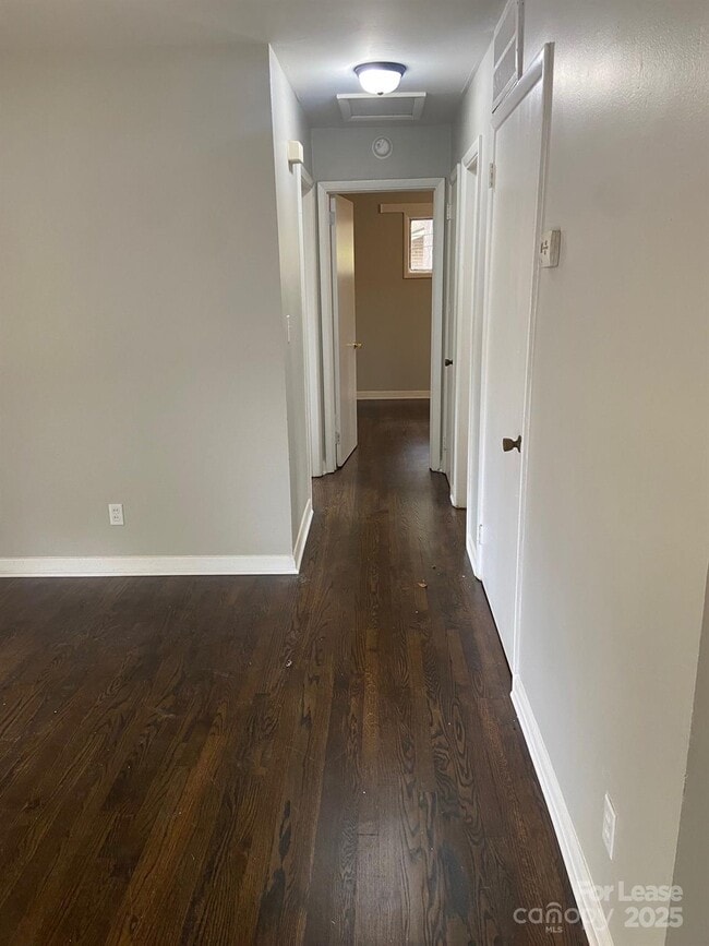 Building Photo - 622 Camrose Dr