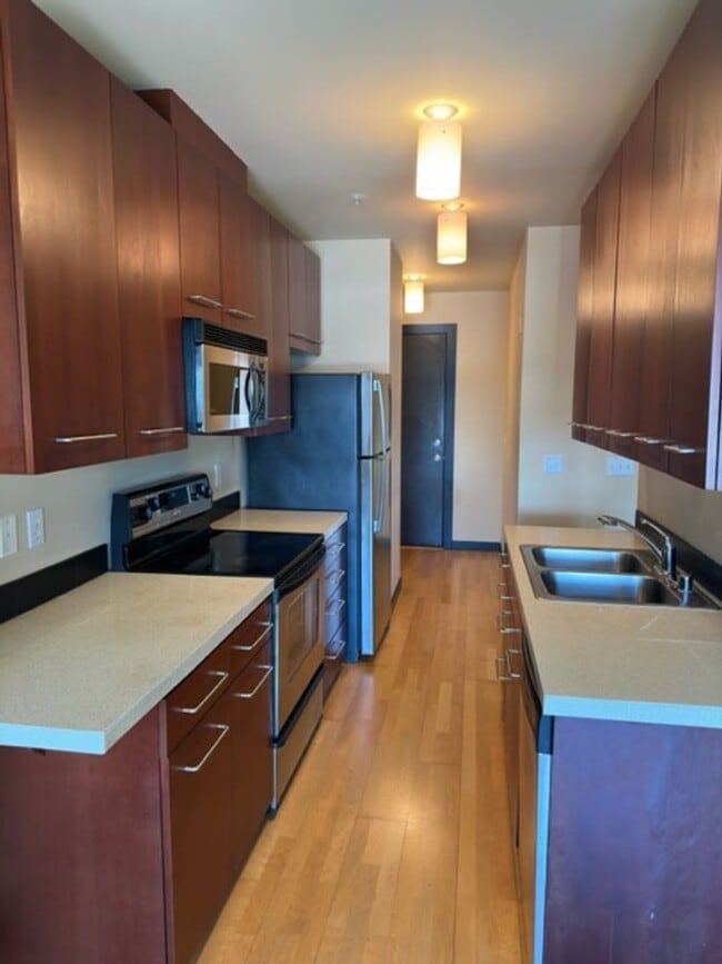 Building Photo - Ideally Located Seattle Open 1 Bed Unit w/ Breathtaking Views!