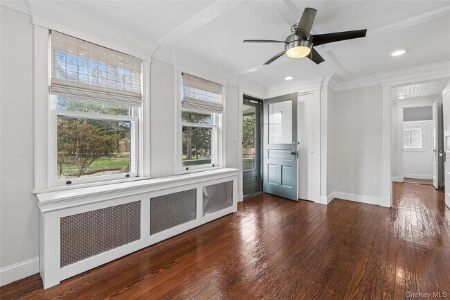 Building Photo - 424 Main St