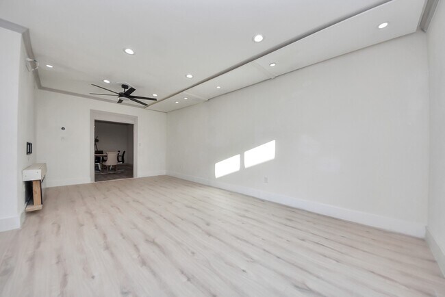 Building Photo - 840 Threadneedle St